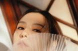 刘品言时尚大片曝光 暖调氛围感写真展示魅力
