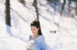 乔欣分享古装写真大片 穿蓝衣雪地中手持团扇仙气十足