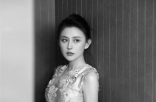 热依扎着刺绣裙搭配丸子头 古典韵味中不乏少女俏皮感