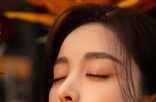娜扎白裙置身花丛身材婀娜 大秀纤细锁骨气质优雅