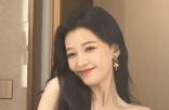孙怡分享四宫格live图 穿抹胸裙对镜摆pose托腮甜笑